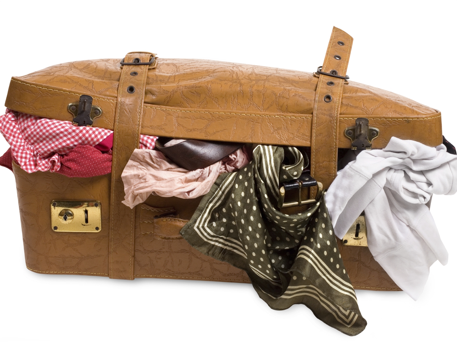 На дне сундука лежали забытые ненужные вещи. Чемодан с вещами. Собранный чемодан. Сундучок с вещами. Одежда в чемодане.