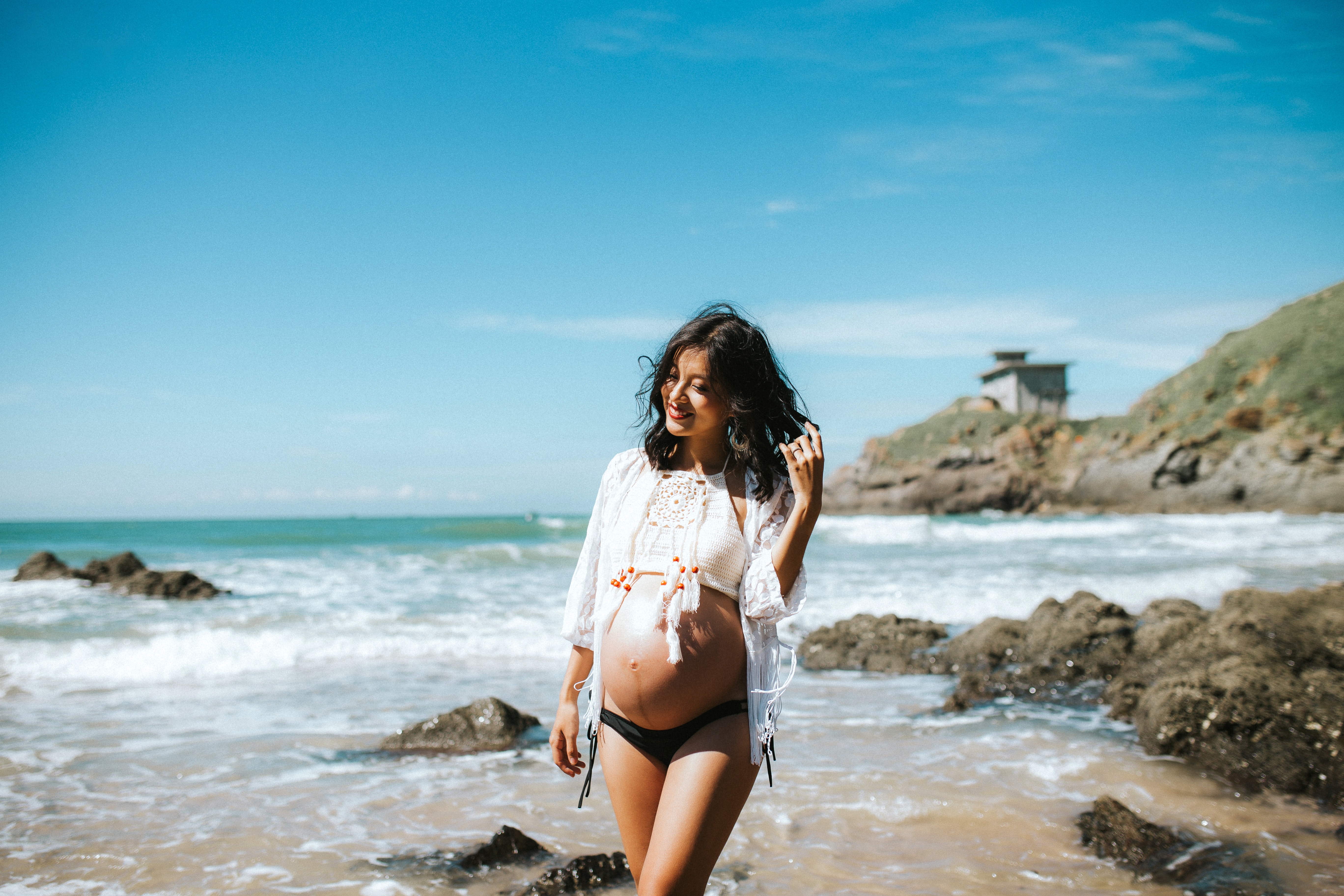 Можно ли беременным загорать на солнце. Беременные на Бали. Фотосессия беременной на песке. Фотосессия для беременных на море осенью.